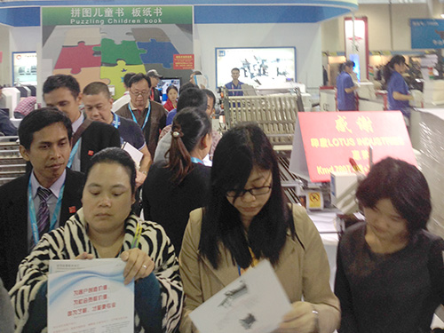 来参观展会的人